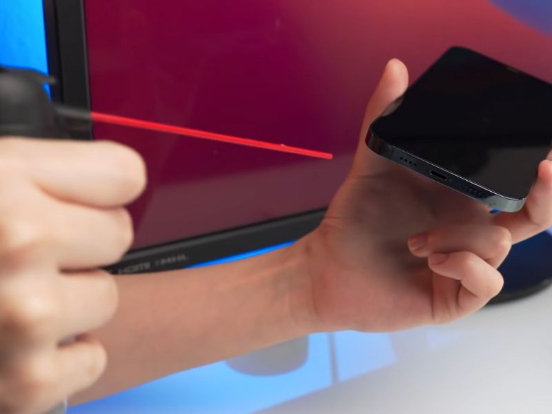 Čišćenje porta telefona komprimovanim vazduhom