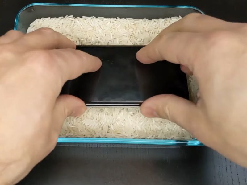 Pirinač izvlači vlagu iz telefona