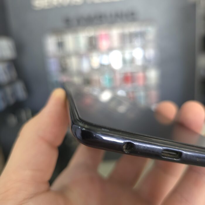 Privacy plastificirano staklo za Google Pixel 8A Mat privacy zaštitno staklo - detalj preciznog uklapanja